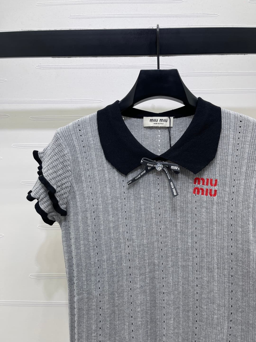C18651 📣 New high-end collection MiuMi*2026 spring/summer latest series! V-Neck open-cropped knit short sleeves! Custom silk-fleece knit material – soft, delicate, and highly elastic. Short vest with rolled-up collar, double layered cuffs design. Embroide — image 3