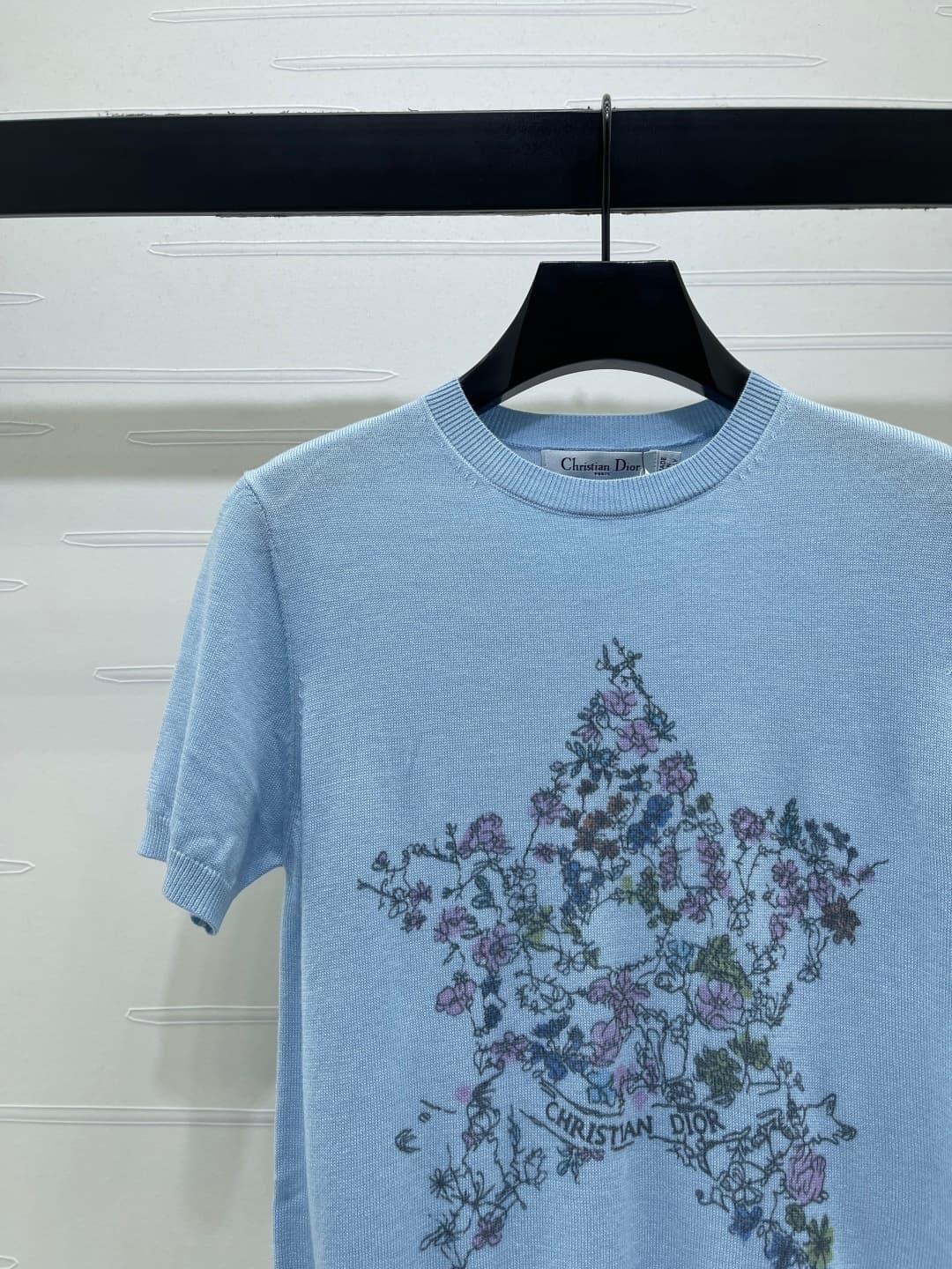C18657 📣 New high-end collection! Dio* 2026 – the latest spring series! Round neck with five-pointed star embroidery on knitted short sleeves! Customized silk-wool knitting material for a premium feel, comfort, and softness. The round-necked knitted desig — image 3