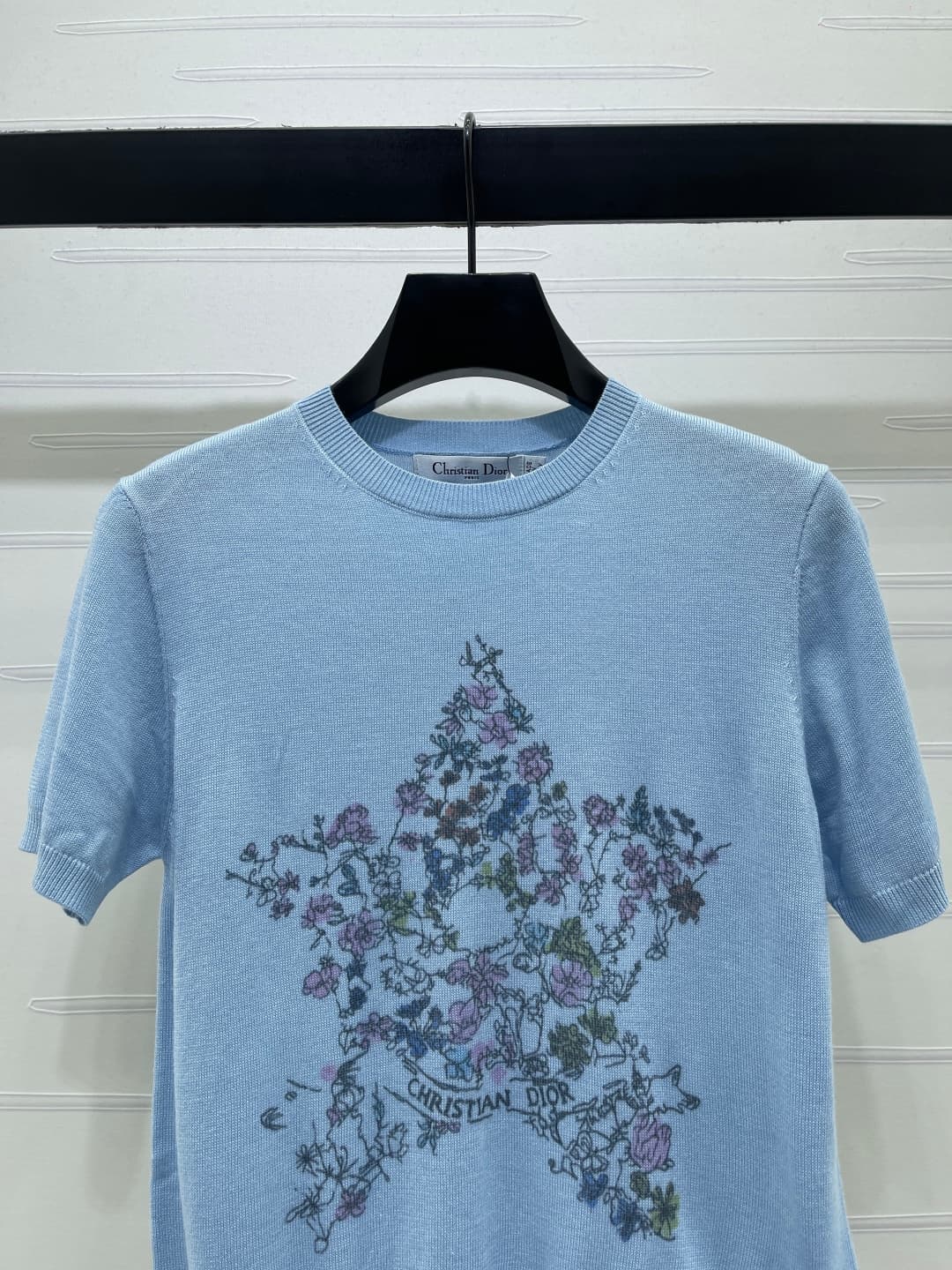 C18657 📣 New high-end collection! Dio* 2026 – the latest spring series! Round neck with five-pointed star embroidery on knitted short sleeves! Customized silk-wool knitting material for a premium feel, comfort, and softness. The round-necked knitted desig — image 4