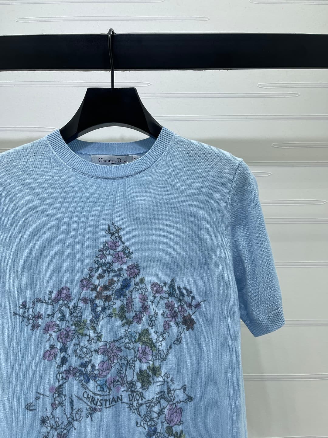 C18657 📣 New high-end collection! Dio* 2026 – the latest spring series! Round neck with five-pointed star embroidery on knitted short sleeves! Customized silk-wool knitting material for a premium feel, comfort, and softness. The round-necked knitted desig — image 2
