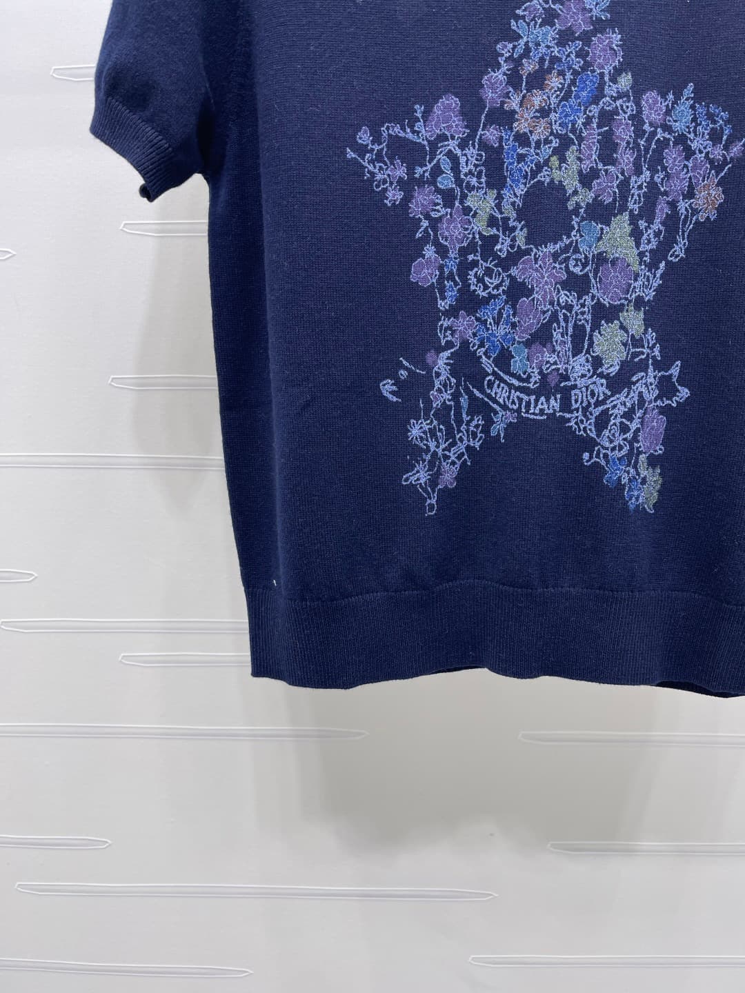 C18658 📣 New high-end collection! Dio* 2026 – the latest spring series! Round neck with pentagram embroidery on knitted short sleeves! Customized silk-wool knitting material – elegant texture, comfortable and soft. The round-necked knitted design features — image 5