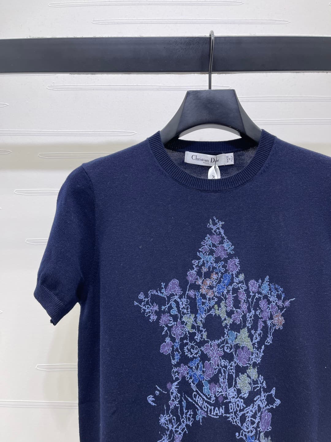 C18658 📣 New high-end collection! Dio* 2026 – the latest spring series! Round neck with pentagram embroidery on knitted short sleeves! Customized silk-wool knitting material – elegant texture, comfortable and soft. The round-necked knitted design features — image 3