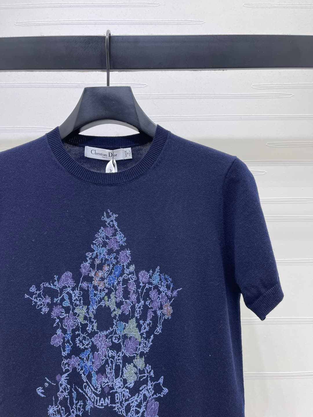 C18658 📣 New high-end collection! Dio* 2026 – the latest spring series! Round neck with pentagram embroidery on knitted short sleeves! Customized silk-wool knitting material – elegant texture, comfortable and soft. The round-necked knitted design features — image 2