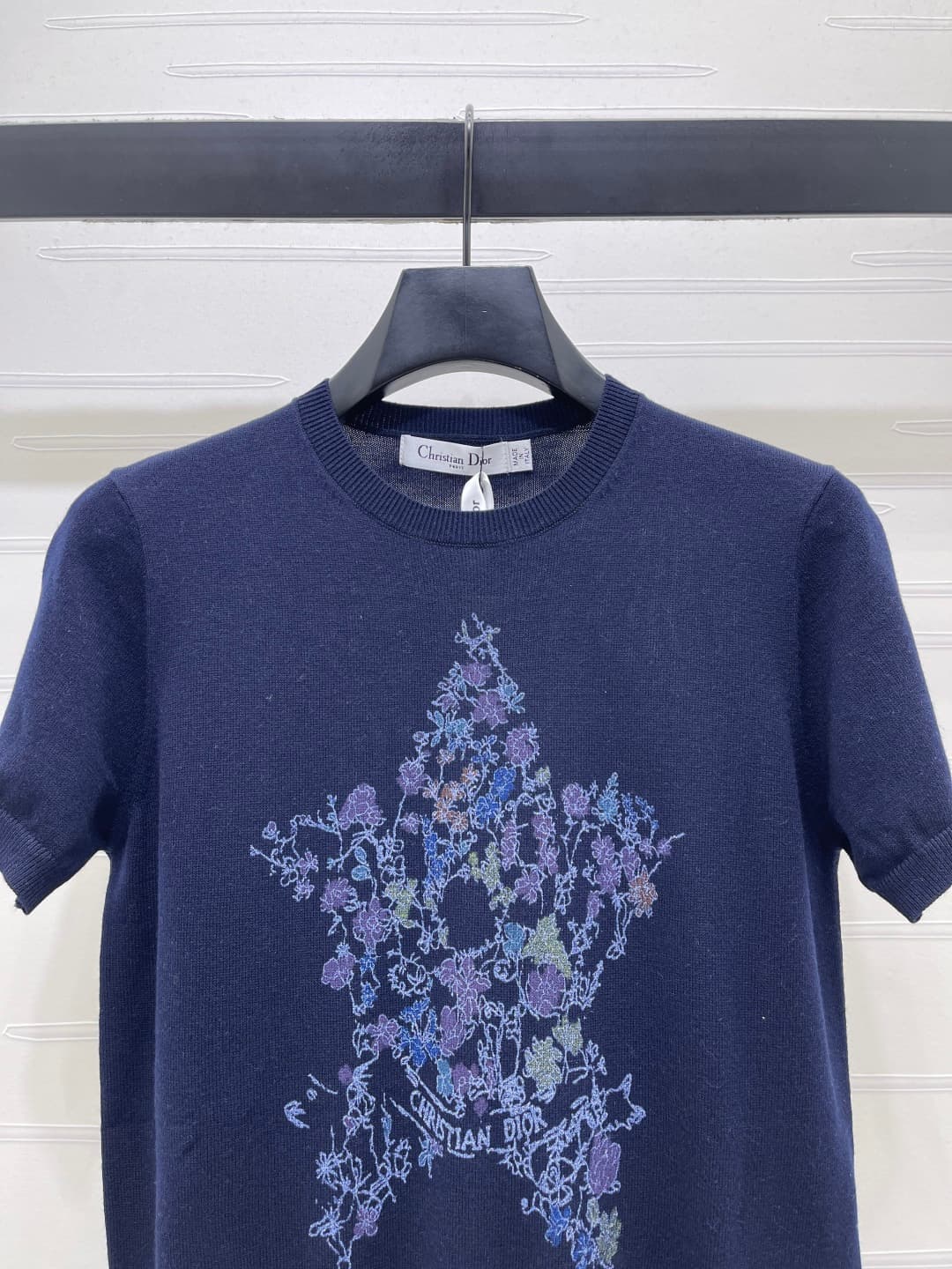 C18658 📣 New high-end collection! Dio* 2026 – the latest spring series! Round neck with pentagram embroidery on knitted short sleeves! Customized silk-wool knitting material – elegant texture, comfortable and soft. The round-necked knitted design features — image 4