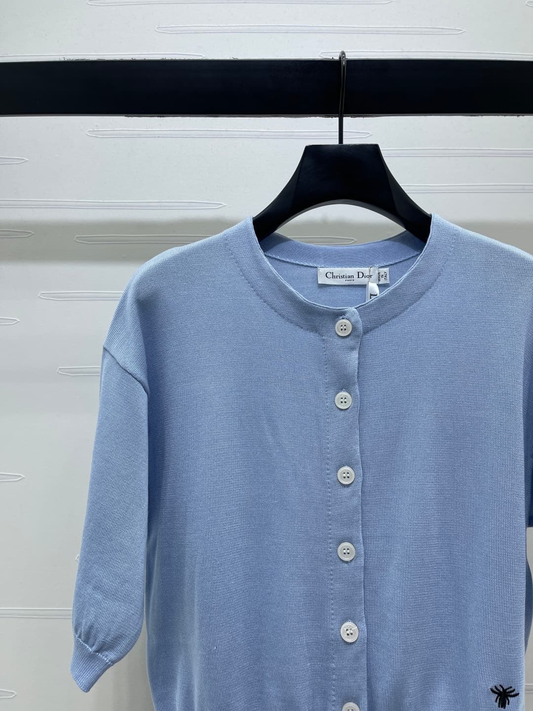 C18662 📣 New high-end collection/series – the latest spring/summer collection from Dio* 2026! Knit short-sleeve sweater with letter logo! Made from custom cotton-wool yarn, offering a premium feel, comfort, and softness. Round-necked short-sleeve design,  — image 2