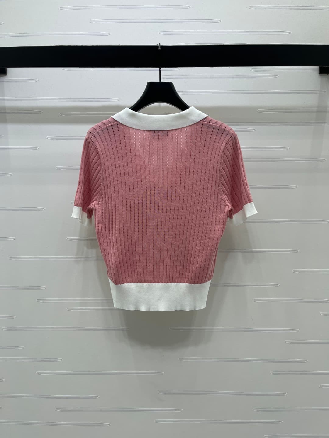 C18666 📣 New high-end products from original batches! CHANE* 2026 – the latest spring collection! Open-necked knit short sleeves! Crafted with imported yarn for premium texture and comfortable shine. The open-necked design features a V-shaped opening that — image 8