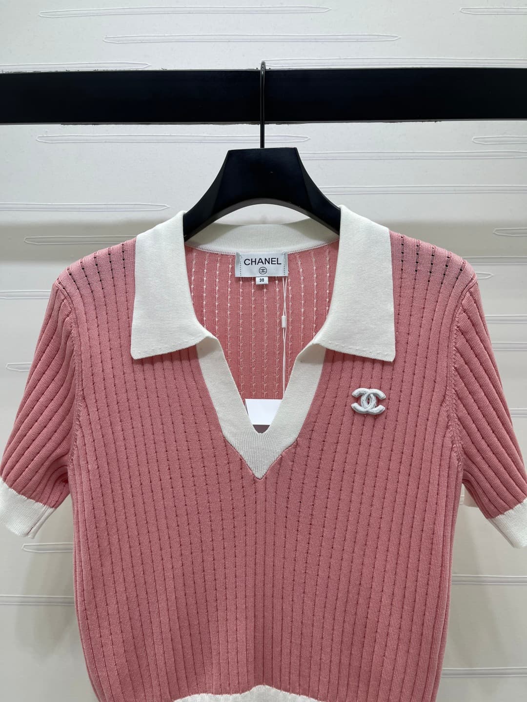 C18666 📣 New high-end products from original batches! CHANE* 2026 – the latest spring collection! Open-necked knit short sleeves! Crafted with imported yarn for premium texture and comfortable shine. The open-necked design features a V-shaped opening that — image 4