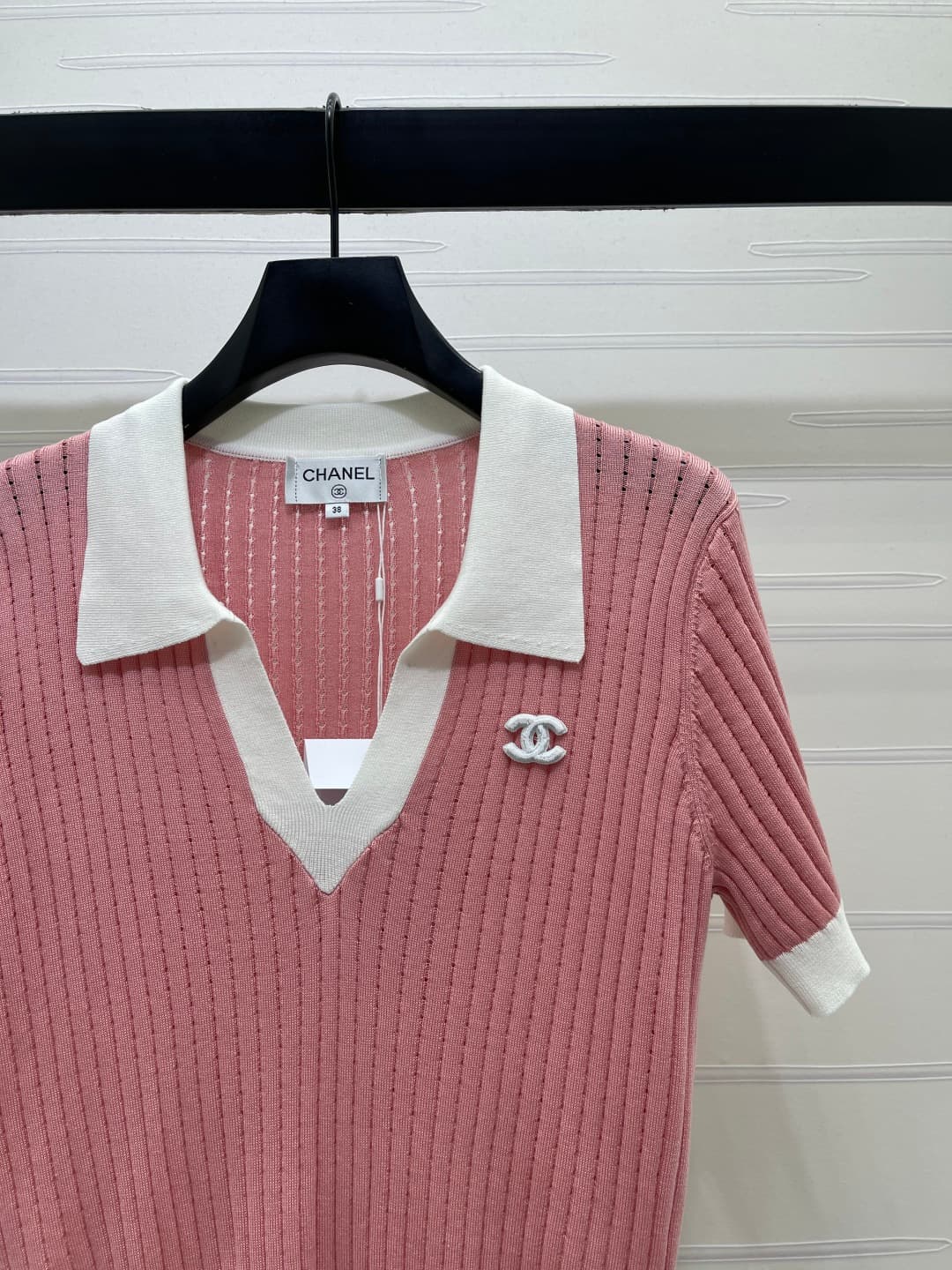 C18666 📣 New high-end products from original batches! CHANE* 2026 – the latest spring collection! Open-necked knit short sleeves! Crafted with imported yarn for premium texture and comfortable shine. The open-necked design features a V-shaped opening that — image 2