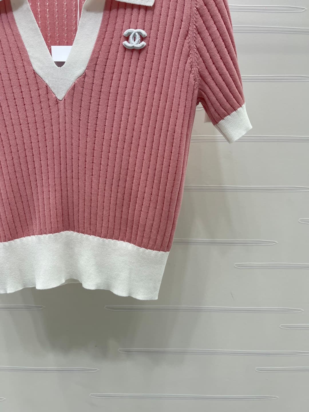 C18666 📣 New high-end products from original batches! CHANE* 2026 – the latest spring collection! Open-necked knit short sleeves! Crafted with imported yarn for premium texture and comfortable shine. The open-necked design features a V-shaped opening that — image 6
