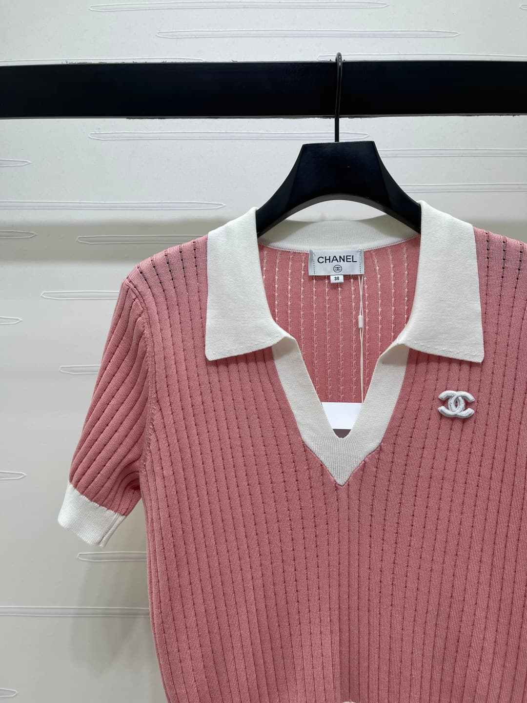 C18666 📣 New high-end products from original batches! CHANE* 2026 – the latest spring collection! Open-necked knit short sleeves! Crafted with imported yarn for premium texture and comfortable shine. The open-necked design features a V-shaped opening that — image 3