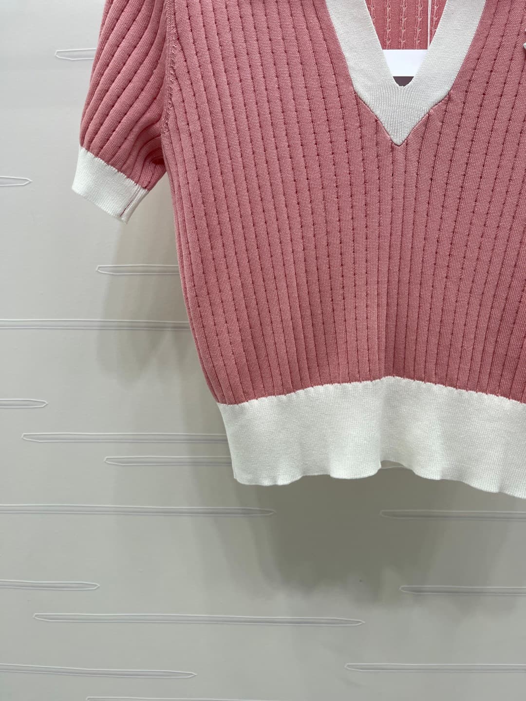 C18666 📣 New high-end products from original batches! CHANE* 2026 – the latest spring collection! Open-necked knit short sleeves! Crafted with imported yarn for premium texture and comfortable shine. The open-necked design features a V-shaped opening that — image 5