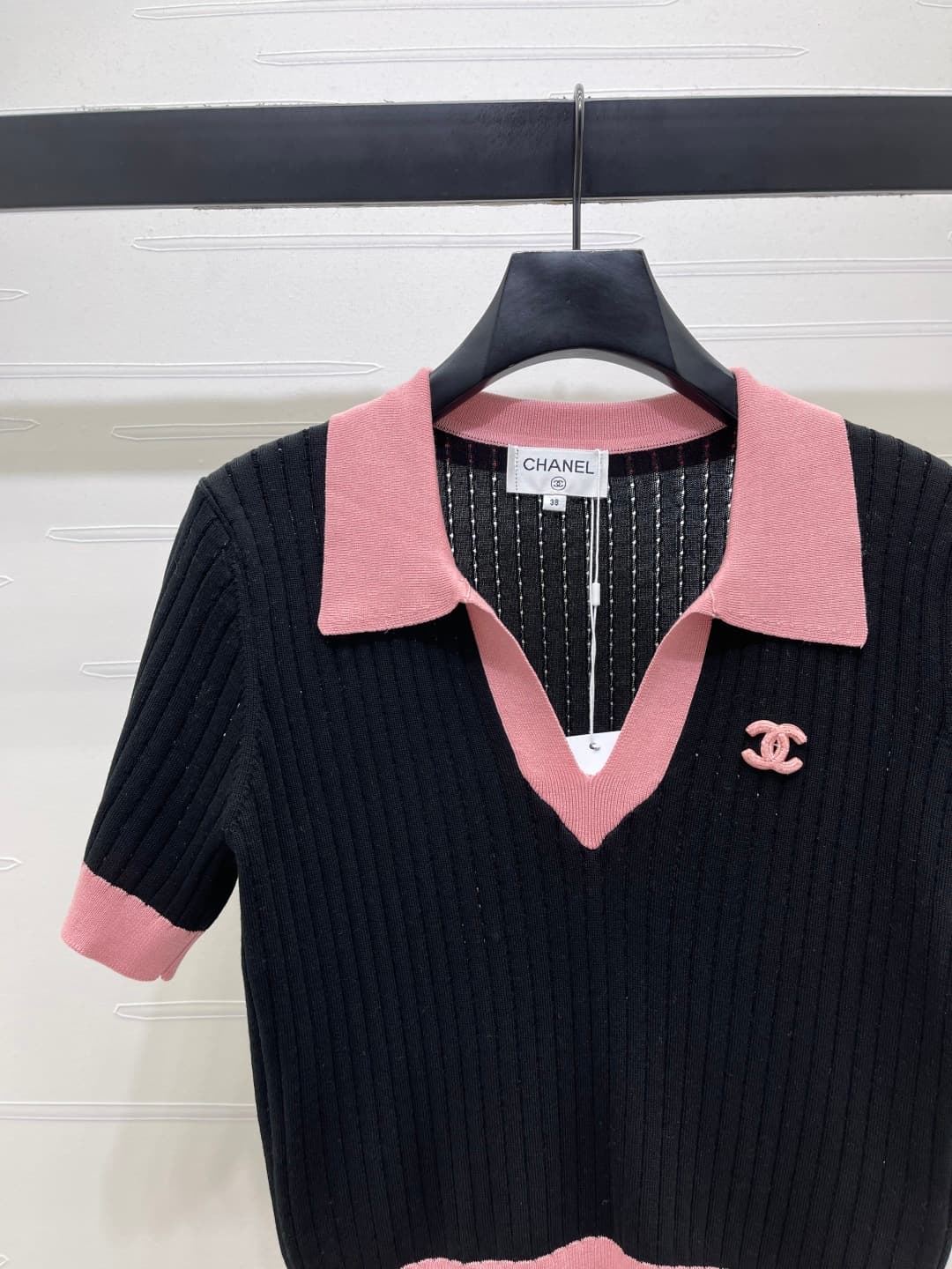 C18668 📣 New high-end vintage/retro items! CHANE* 2026 – the latest spring collection! Hollow knit V-neck short sleeves! Crafted with imported yarn for a premium texture and comfortable shine. The V-neck design features a pattern of hollow knitting thread — image 3