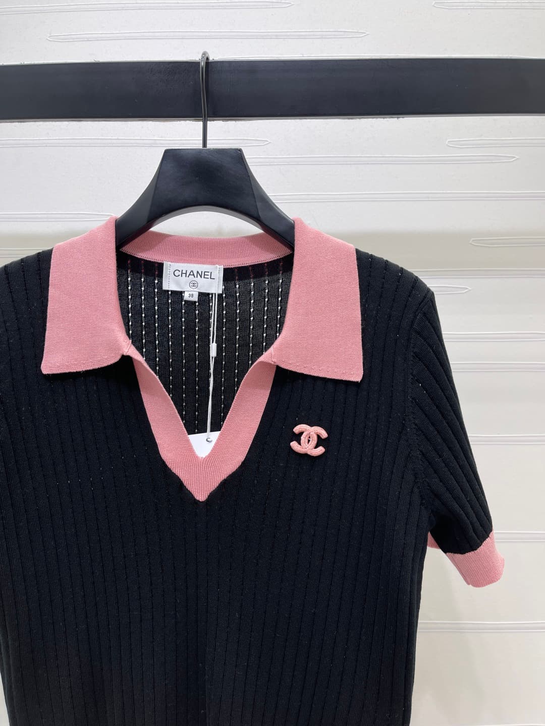 C18668 📣 New high-end vintage/retro items! CHANE* 2026 – the latest spring collection! Hollow knit V-neck short sleeves! Crafted with imported yarn for a premium texture and comfortable shine. The V-neck design features a pattern of hollow knitting thread — image 2