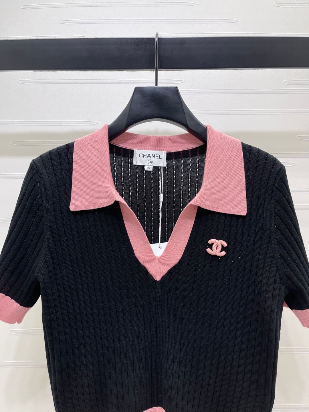 C18668 📣 New high-end vintage/retro items! CHANE* 2026 – the latest spring collection! Hollow knit V-neck short sleeves! Crafted with imported yarn for a premium texture and comfortable shine. The V-neck design features a pattern of hollow knitting thread — image 4