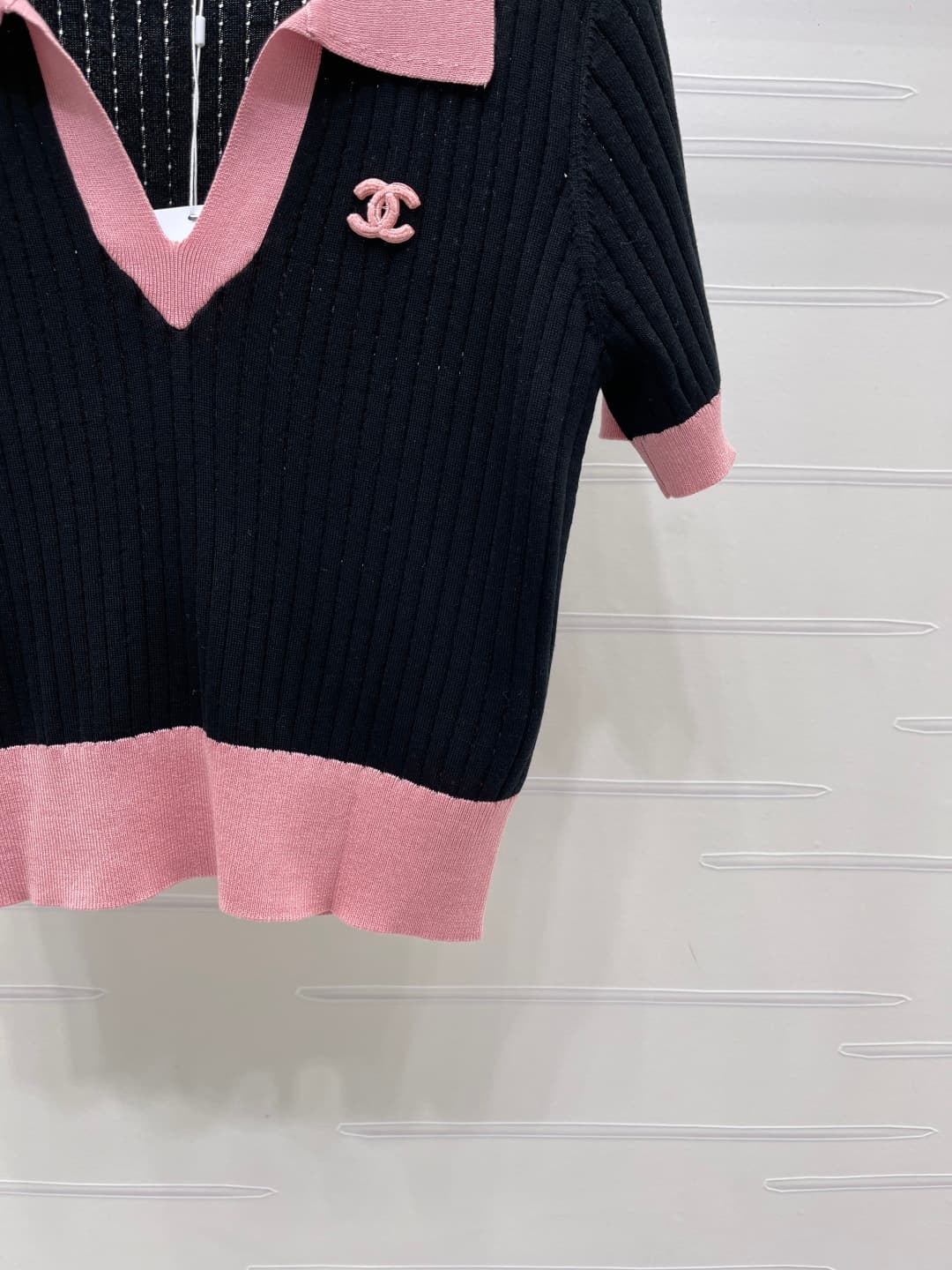 C18668 📣 New high-end vintage/retro items! CHANE* 2026 – the latest spring collection! Hollow knit V-neck short sleeves! Crafted with imported yarn for a premium texture and comfortable shine. The V-neck design features a pattern of hollow knitting thread — image 6