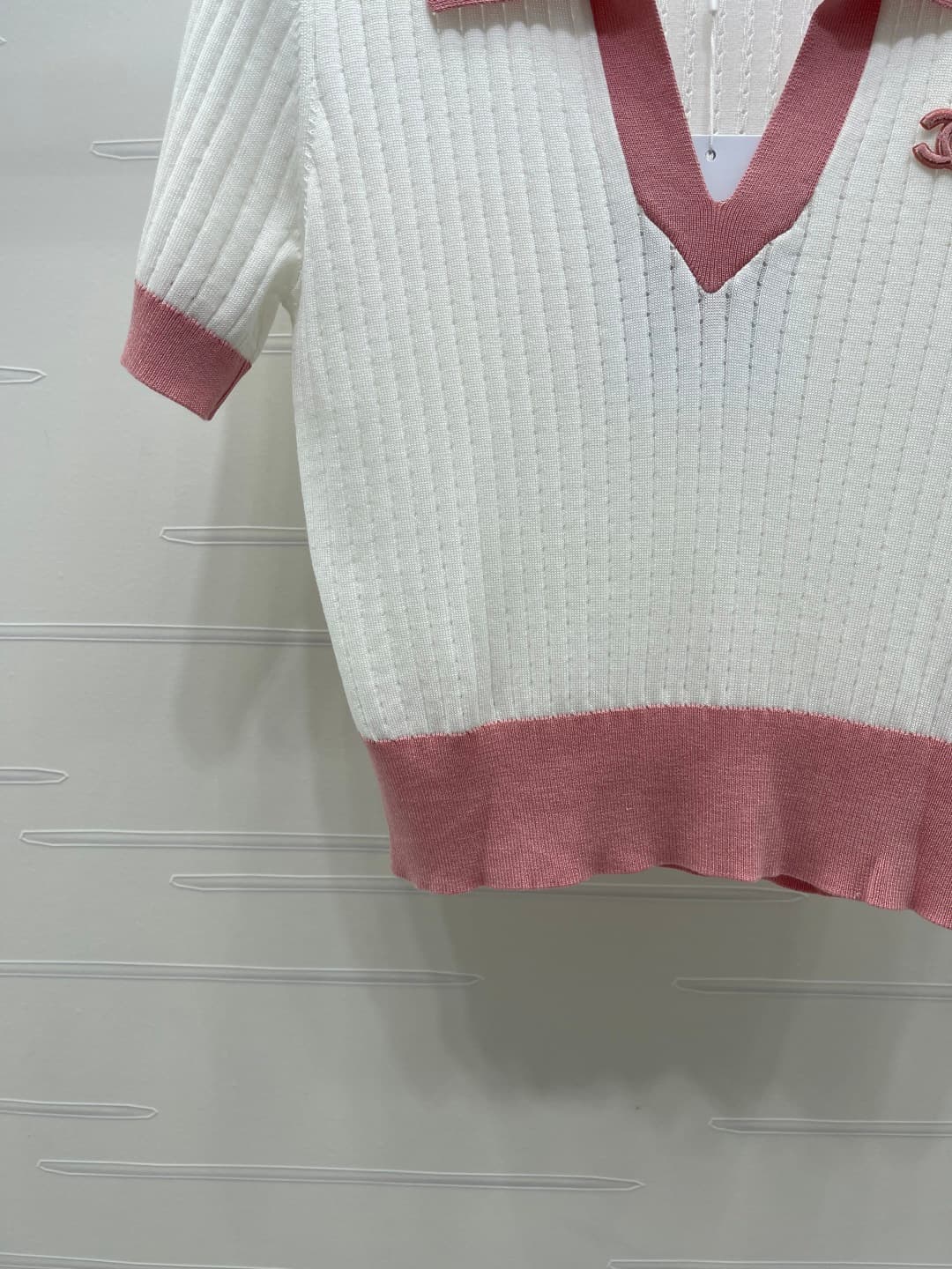 C18669 📣 New high-end vintage/retro items! CHANE* 2026 – the latest spring collection! Hollowed-out knitted V-neck short sleeves! Made from imported yarn for premium texture and comfort. The V-neck design features a woven pattern of hollow hook stitches.  — image 5