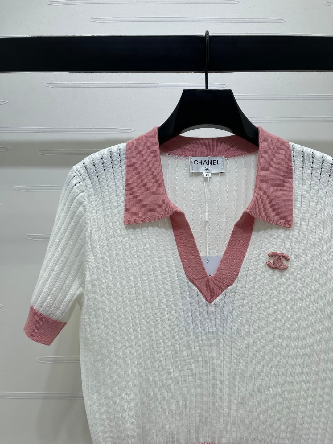 C18669 📣 New high-end vintage/retro items! CHANE* 2026 – the latest spring collection! Hollowed-out knitted V-neck short sleeves! Made from imported yarn for premium texture and comfort. The V-neck design features a woven pattern of hollow hook stitches.  — image 4
