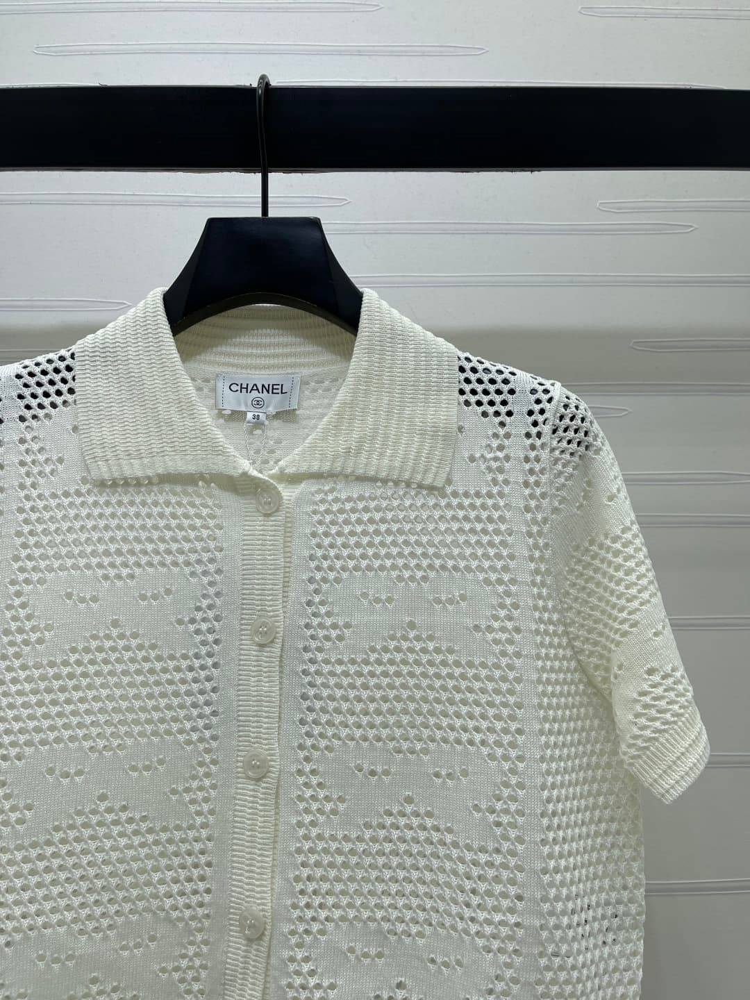 C18673 📣 New high-end collection/series – CHANE* 2026: the latest spring collection! Short sleeves with open collars and embroidered details! Made from custom cotton wool yarn for a premium feel, comfort, and softness. The open-collar knit short sleeve de — image 3