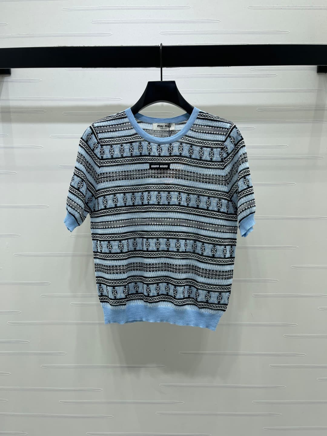 C18654 📣 New high-end collection MiuMi*2026 – the latest spring series! Striped round-necked knitted short sleeves! Custom knitted material, comfortable and skin-friendly. Round-necked knitted short sleeves with contrasting horizontal stripes and geometri — image 1
