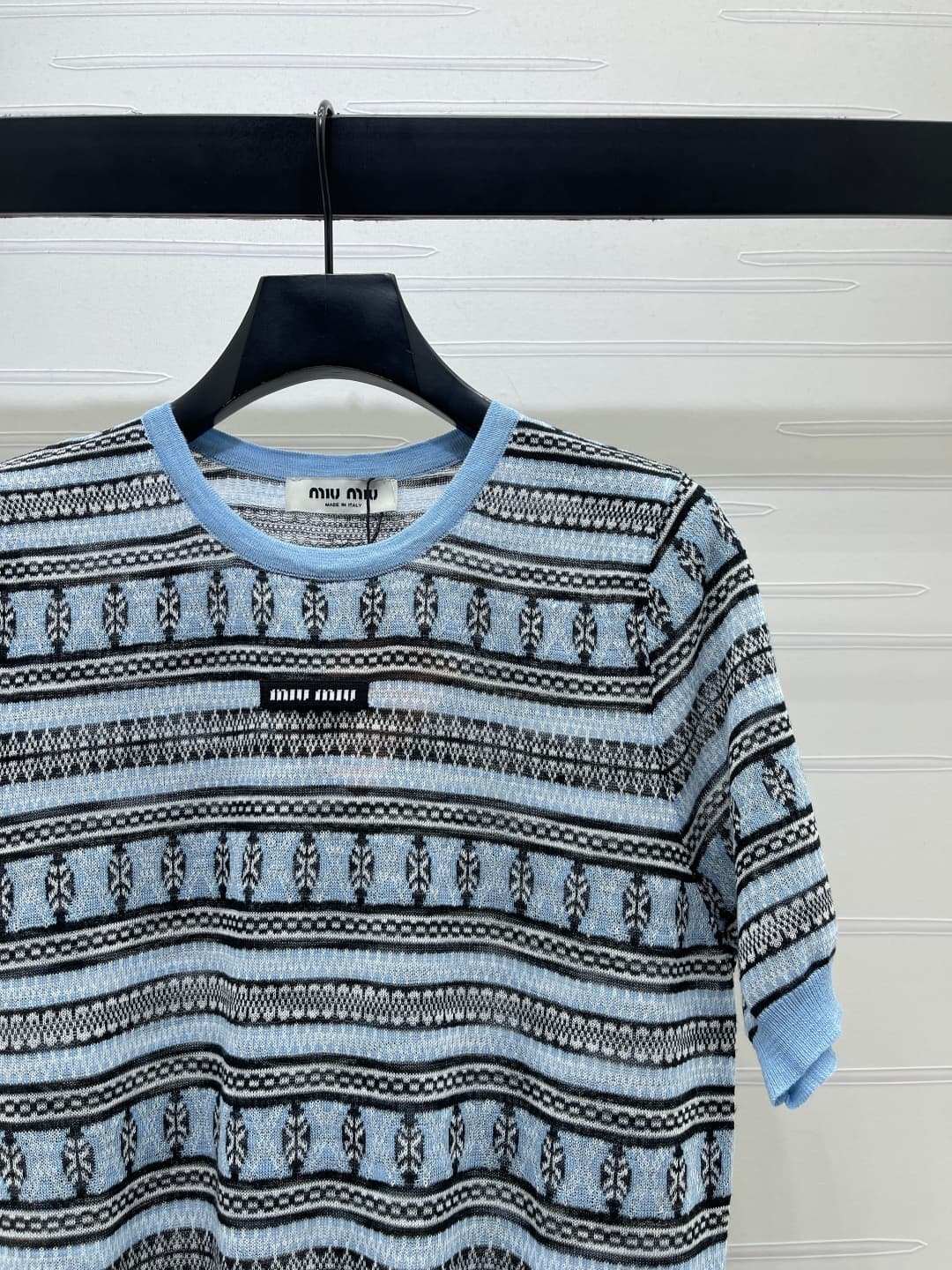 C18654 📣 New high-end collection MiuMi*2026 – the latest spring series! Striped round-necked knitted short sleeves! Custom knitted material, comfortable and skin-friendly. Round-necked knitted short sleeves with contrasting horizontal stripes and geometri — image 2