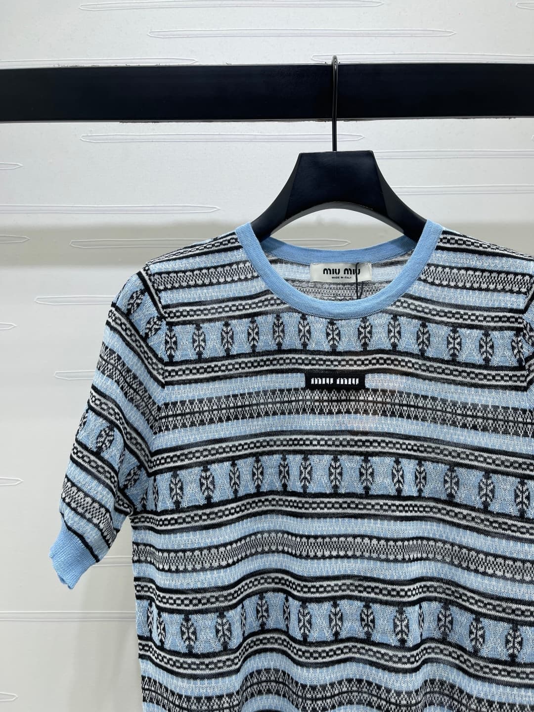 C18654 📣 New high-end collection MiuMi*2026 – the latest spring series! Striped round-necked knitted short sleeves! Custom knitted material, comfortable and skin-friendly. Round-necked knitted short sleeves with contrasting horizontal stripes and geometri — image 3