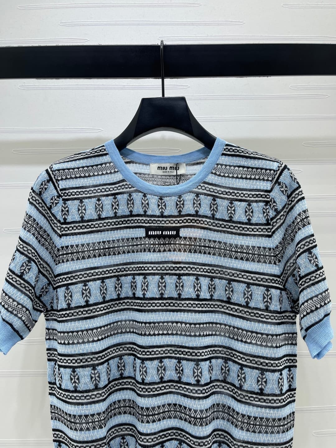 C18654 📣 New high-end collection MiuMi*2026 – the latest spring series! Striped round-necked knitted short sleeves! Custom knitted material, comfortable and skin-friendly. Round-necked knitted short sleeves with contrasting horizontal stripes and geometri — image 4