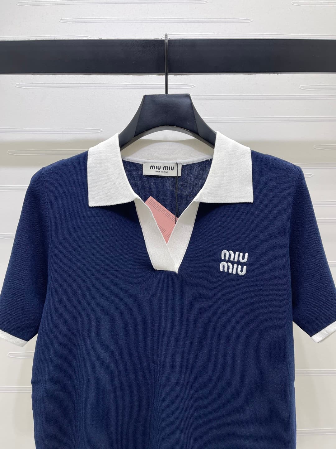 C18643 📣 New high-end collection! The latest spring/summer series of MiuMi*2026! Colorful V-necked knitted short sleeves! Custom imported knitting material – elegant, lightweight, and breathable. V-necked short sleeve design that enhances the proportions  — image 4