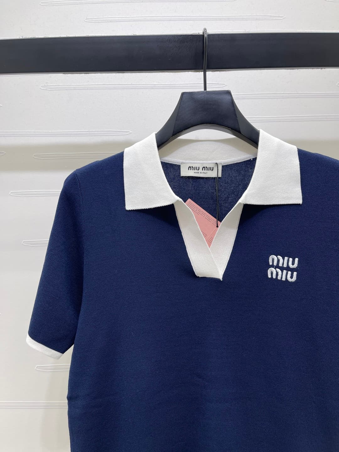 C18643 📣 New high-end collection! The latest spring/summer series of MiuMi*2026! Colorful V-necked knitted short sleeves! Custom imported knitting material – elegant, lightweight, and breathable. V-necked short sleeve design that enhances the proportions  — image 3