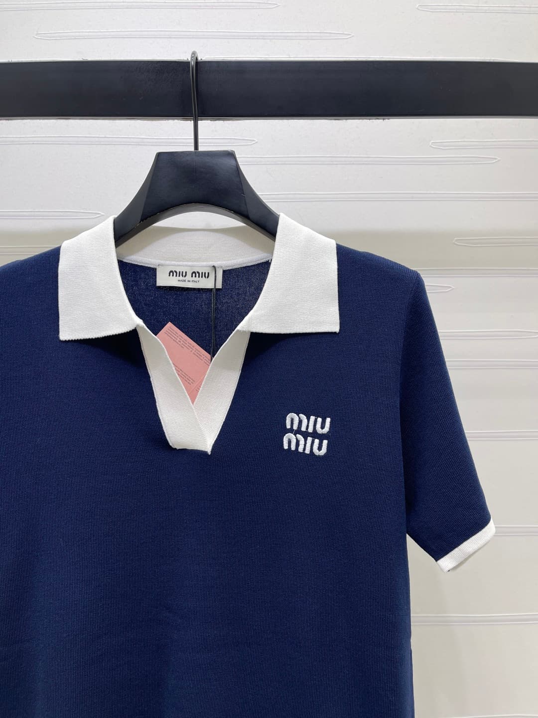 C18643 📣 New high-end collection! The latest spring/summer series of MiuMi*2026! Colorful V-necked knitted short sleeves! Custom imported knitting material – elegant, lightweight, and breathable. V-necked short sleeve design that enhances the proportions  — image 2