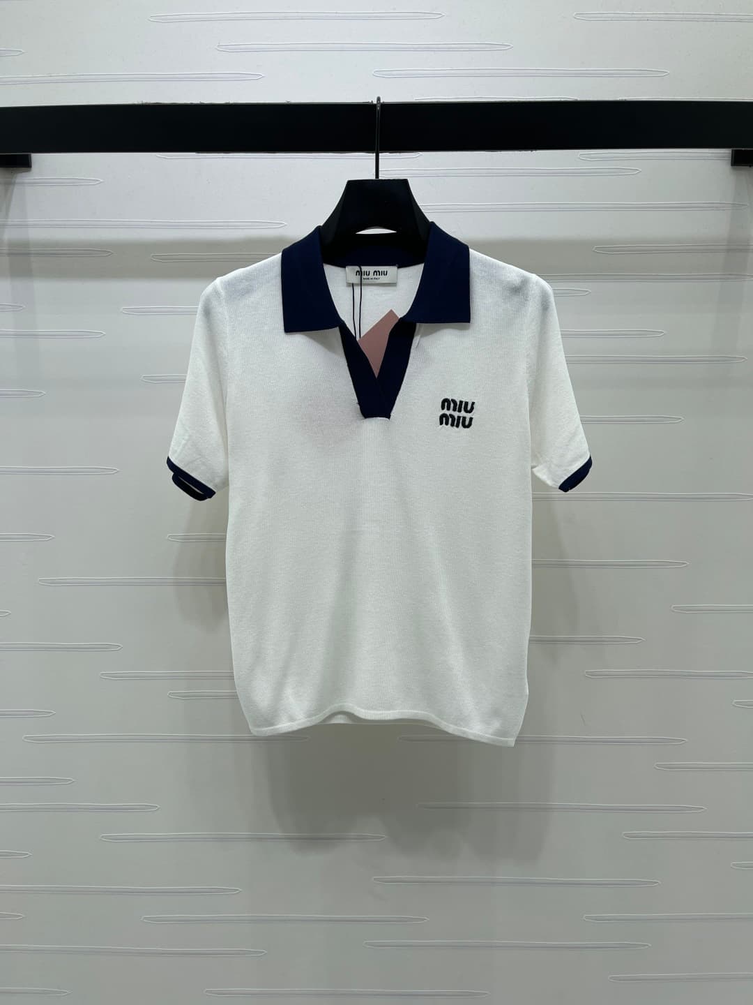 C18644 📣 New high-end collection MiuMi*2026 – the latest spring/summer series! Contrasting color V-necked knit short sleeves! Custom imported knitted material for a premium feel, light, breathable and comfortable. V-necked short sleeve design that enhance — image 2