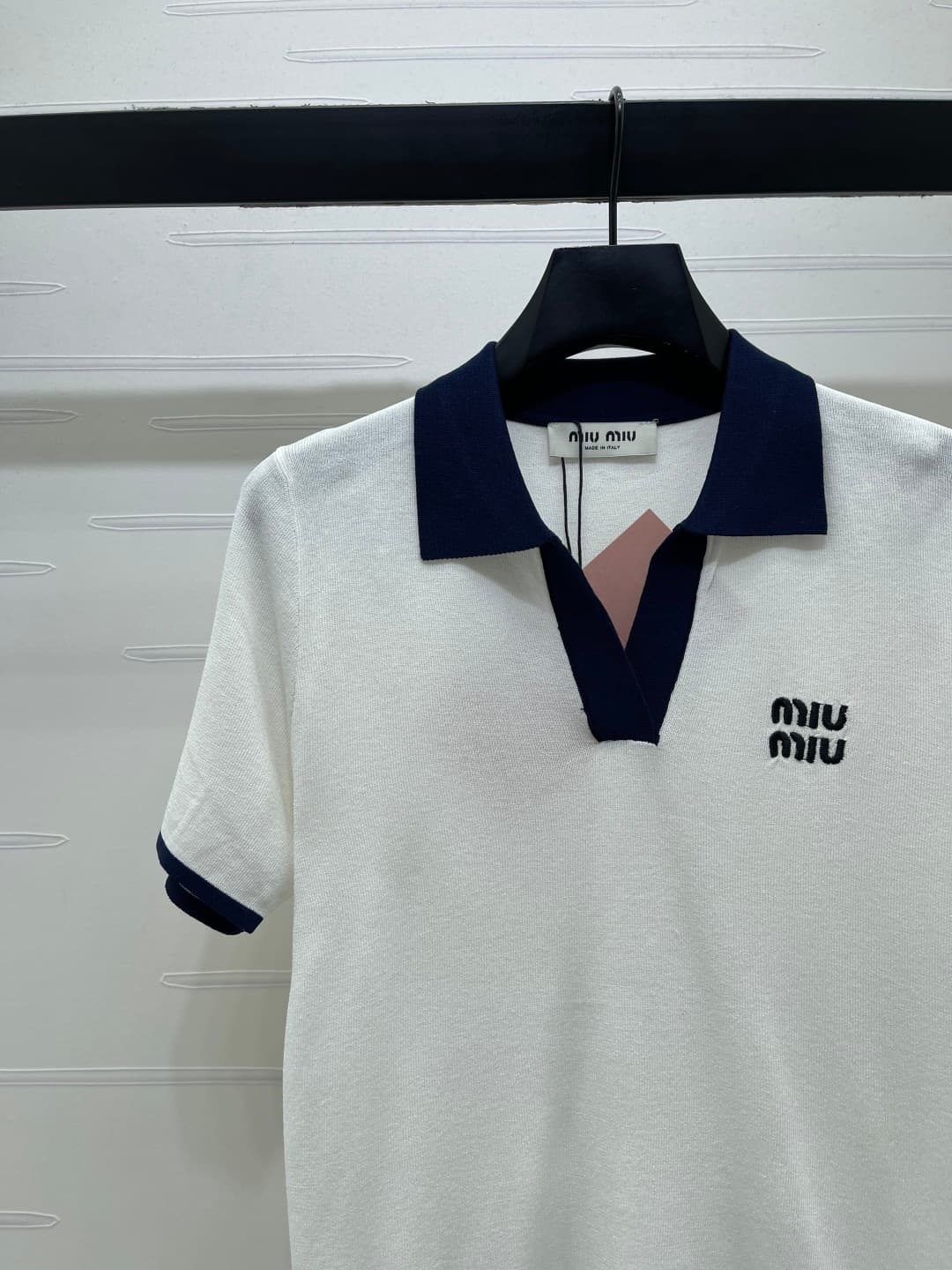 C18644 📣 New high-end collection MiuMi*2026 – the latest spring/summer series! Contrasting color V-necked knit short sleeves! Custom imported knitted material for a premium feel, light, breathable and comfortable. V-necked short sleeve design that enhance — image 4
