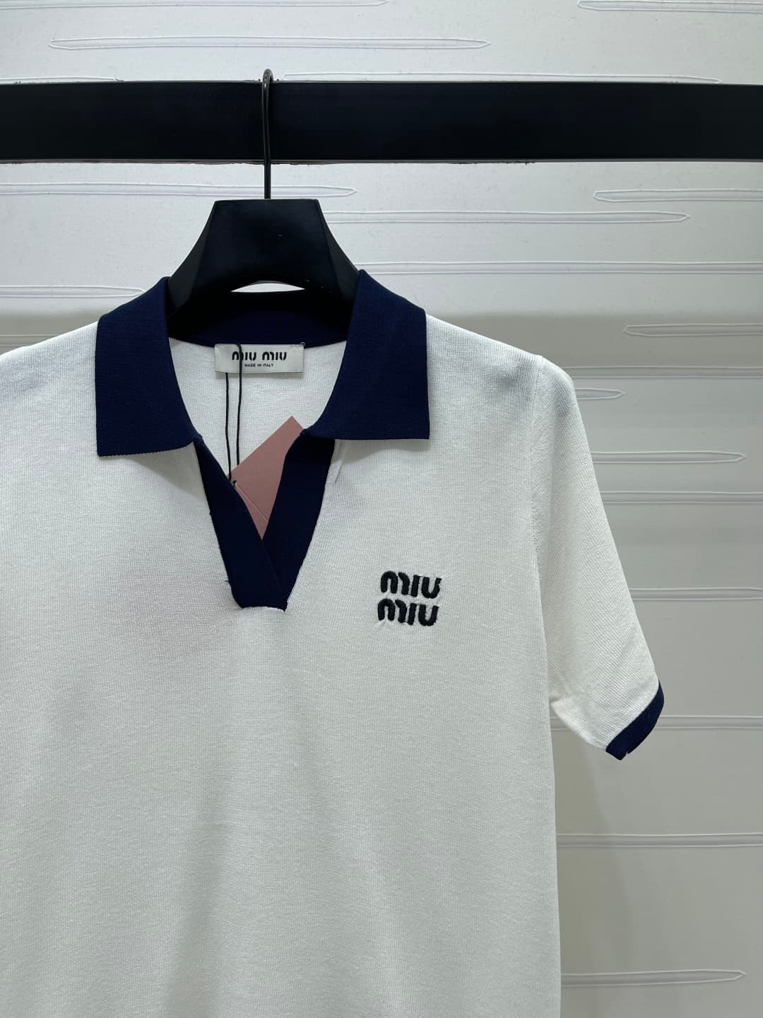 C18644 📣 New high-end collection MiuMi*2026 – the latest spring/summer series! Contrasting color V-necked knit short sleeves! Custom imported knitted material for a premium feel, light, breathable and comfortable. V-necked short sleeve design that enhance — image 3