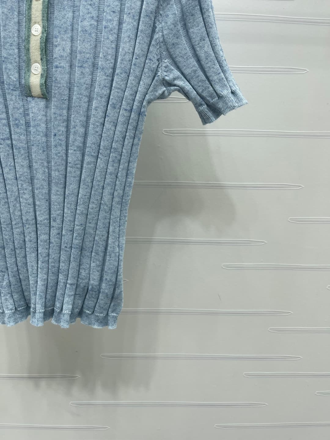 C18639 📣 New high-end collection! Prad* 2026 spring/summer latest series! Colorful V-neck knitted short sleeves! Customized knitted material with elasticity and comfort; rich texture. The V-neck with buttons allows for a tailored fit, making it fashionabl — image 6