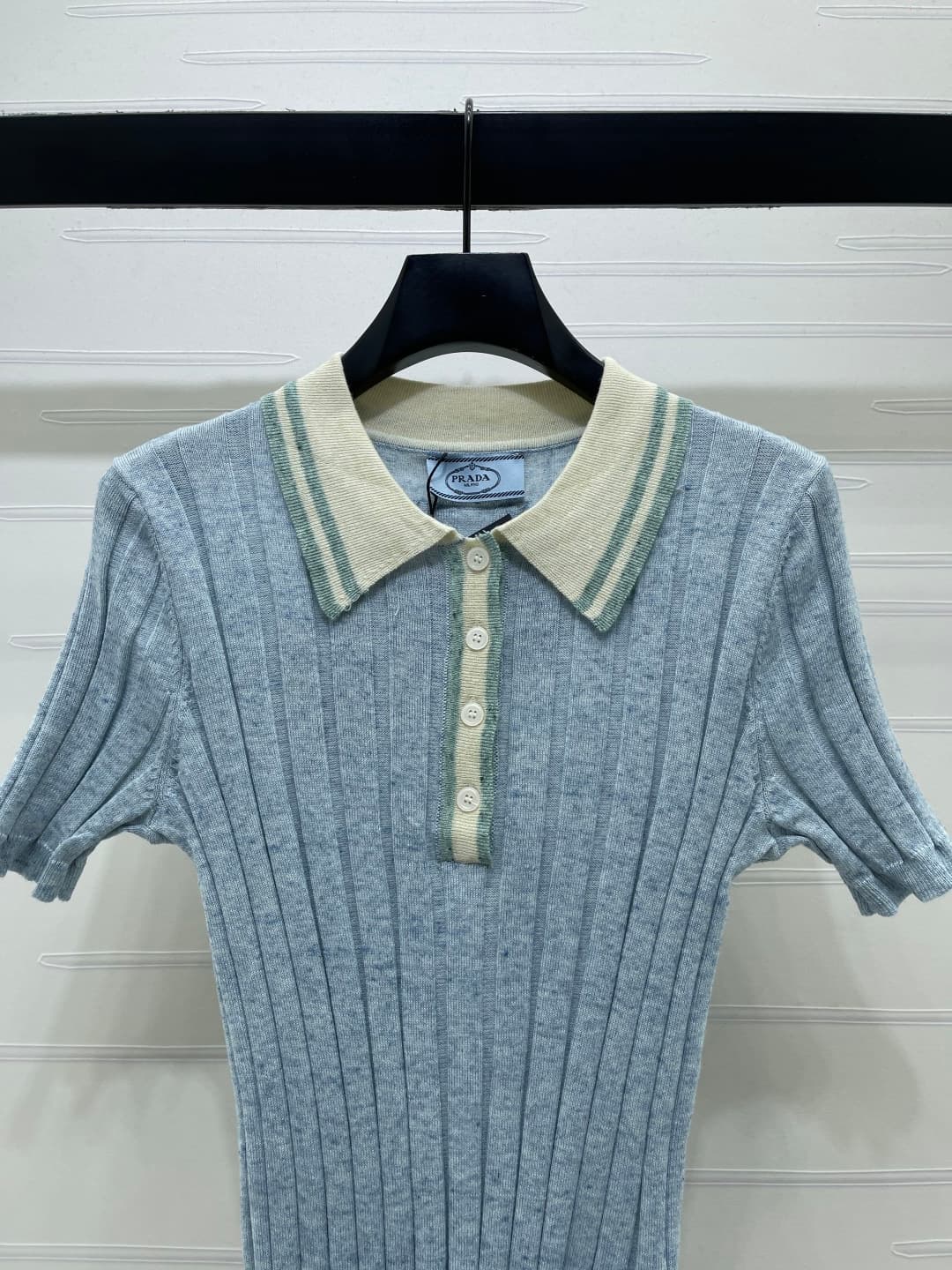 C18639 📣 New high-end collection! Prad* 2026 spring/summer latest series! Colorful V-neck knitted short sleeves! Customized knitted material with elasticity and comfort; rich texture. The V-neck with buttons allows for a tailored fit, making it fashionabl — image 4