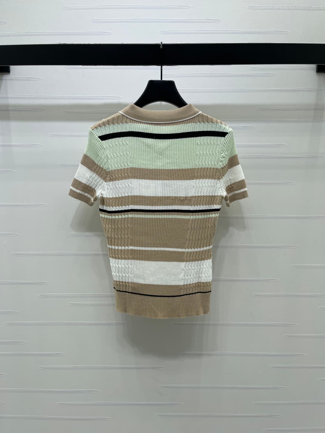 C18649 📣 New vintage/retro high-end product from CHANE* 2026’s latest spring collection! Striped V-neck knitted short sleeves! Crafted with imported knitting yarn for comfort, breathability, and ease of wearing. V-neck with button design for convenient we — image 8
