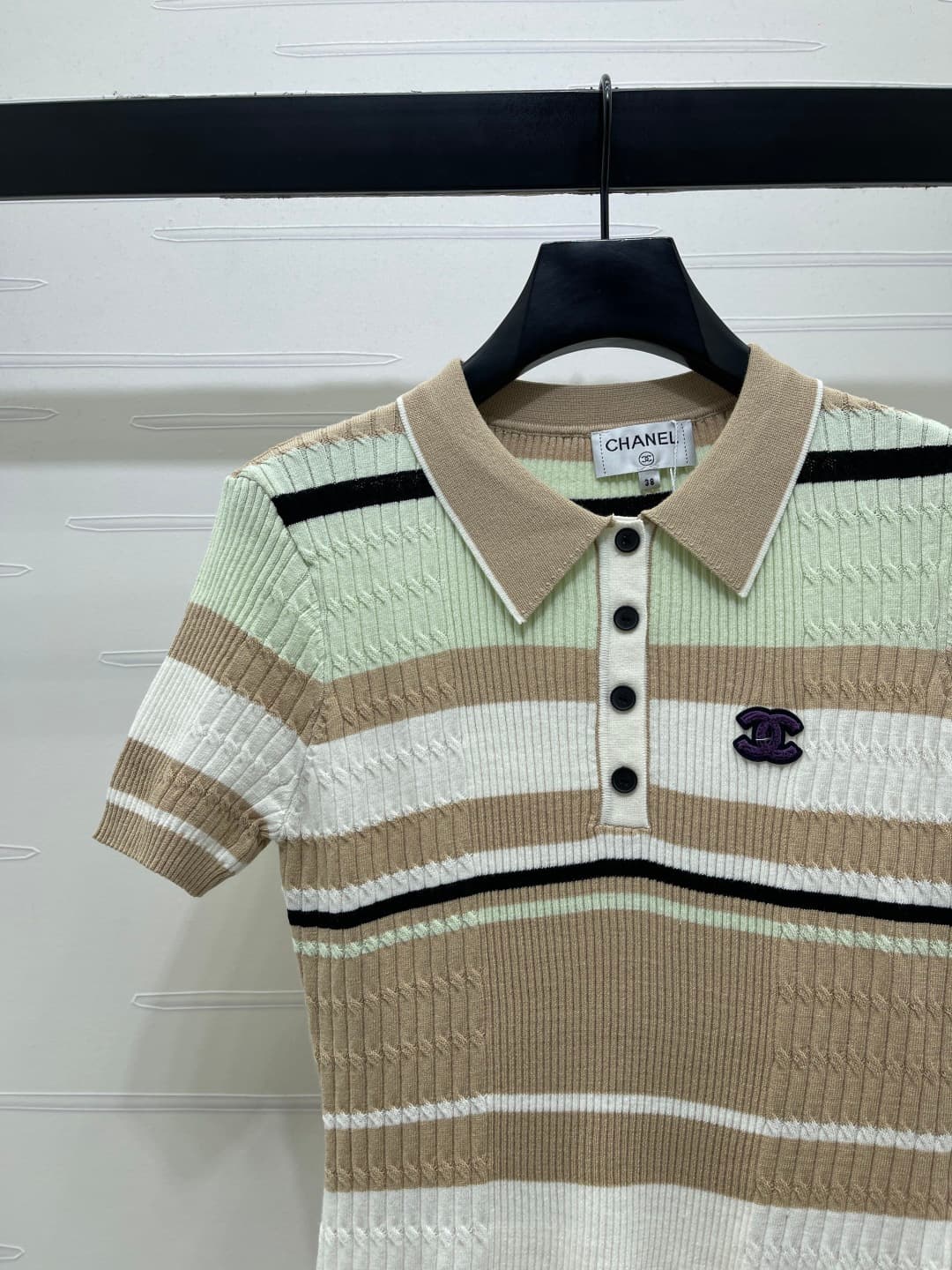 C18649 📣 New vintage/retro high-end product from CHANE* 2026’s latest spring collection! Striped V-neck knitted short sleeves! Crafted with imported knitting yarn for comfort, breathability, and ease of wearing. V-neck with button design for convenient we — image 3
