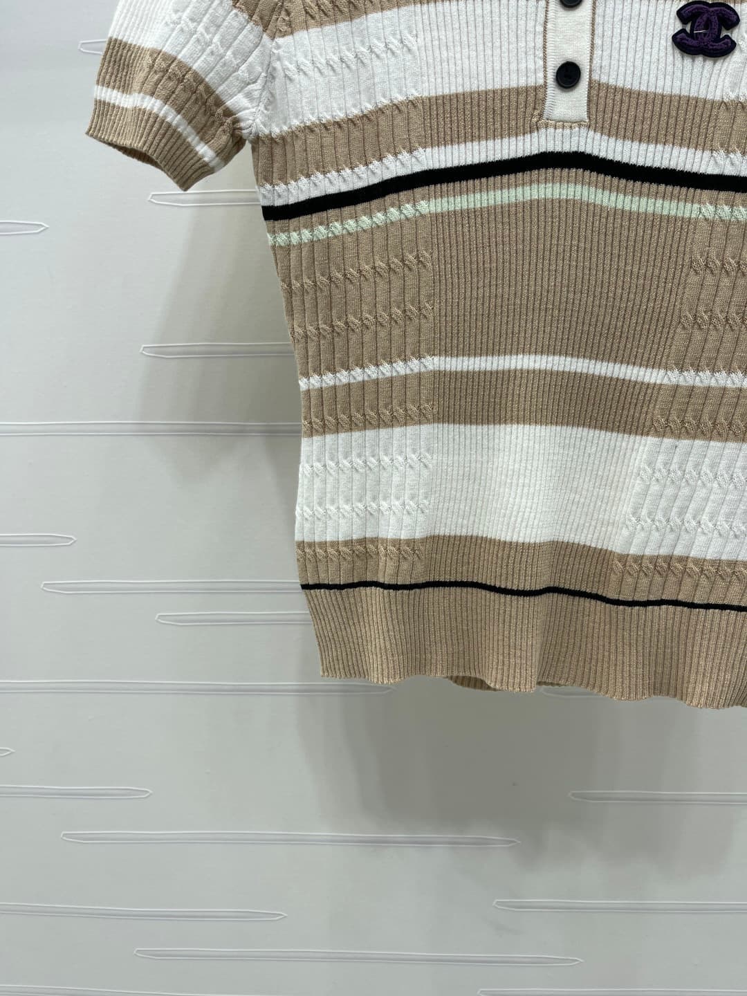 C18649 📣 New vintage/retro high-end product from CHANE* 2026’s latest spring collection! Striped V-neck knitted short sleeves! Crafted with imported knitting yarn for comfort, breathability, and ease of wearing. V-neck with button design for convenient we — image 5