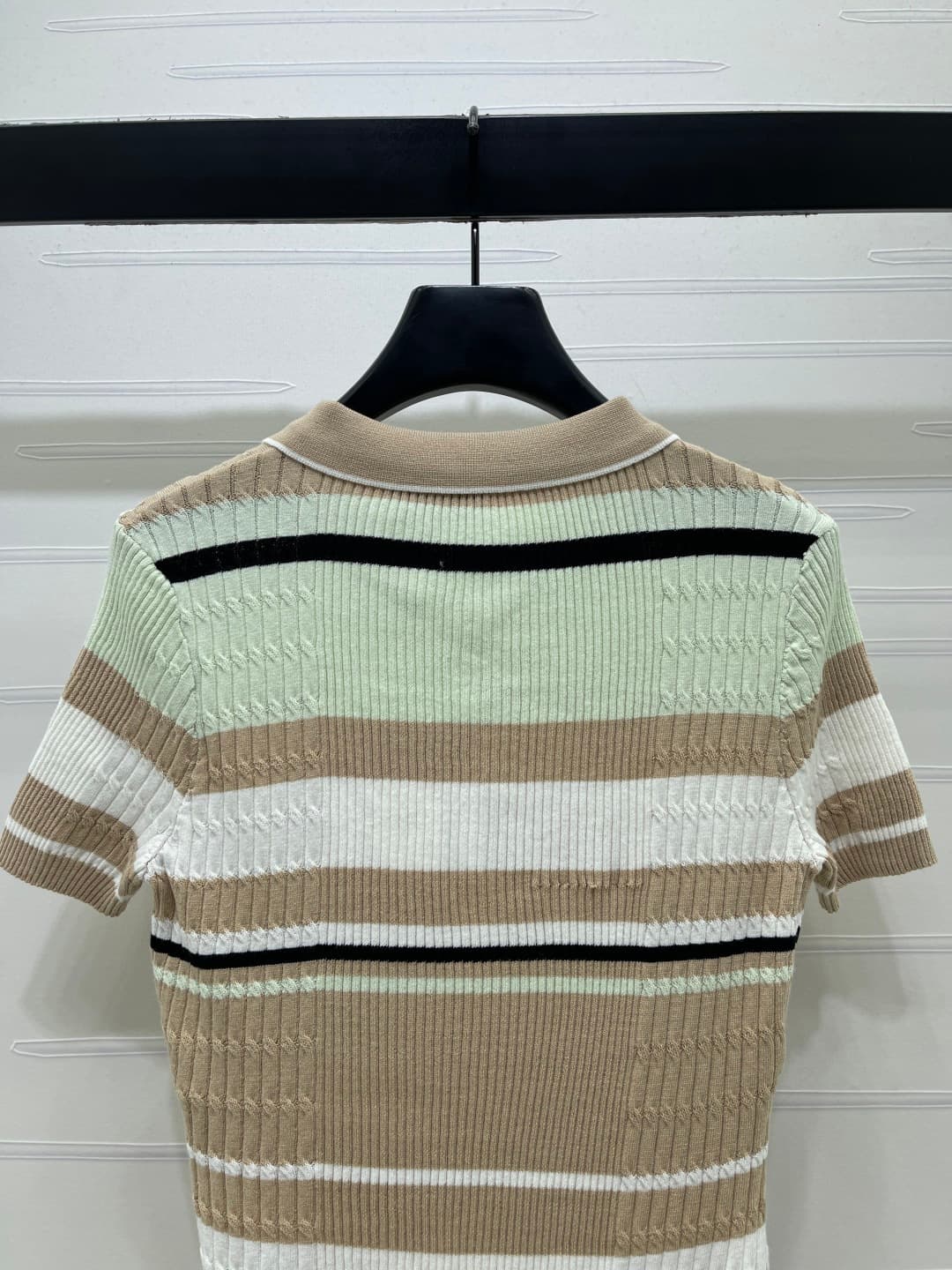 C18649 📣 New vintage/retro high-end product from CHANE* 2026’s latest spring collection! Striped V-neck knitted short sleeves! Crafted with imported knitting yarn for comfort, breathability, and ease of wearing. V-neck with button design for convenient we — image 7