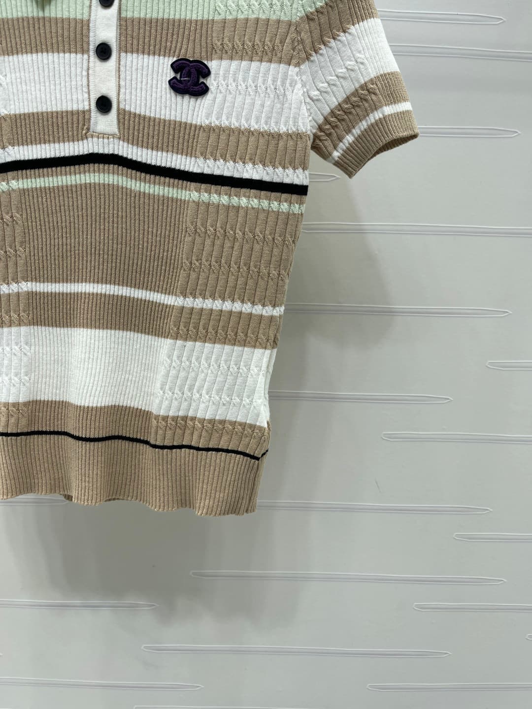 C18649 📣 New vintage/retro high-end product from CHANE* 2026’s latest spring collection! Striped V-neck knitted short sleeves! Crafted with imported knitting yarn for comfort, breathability, and ease of wearing. V-neck with button design for convenient we — image 6