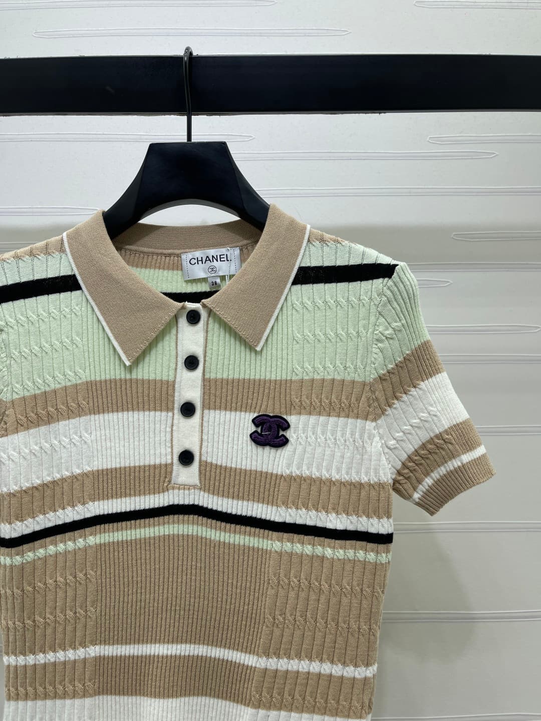 C18649 📣 New vintage/retro high-end product from CHANE* 2026’s latest spring collection! Striped V-neck knitted short sleeves! Crafted with imported knitting yarn for comfort, breathability, and ease of wearing. V-neck with button design for convenient we — image 2