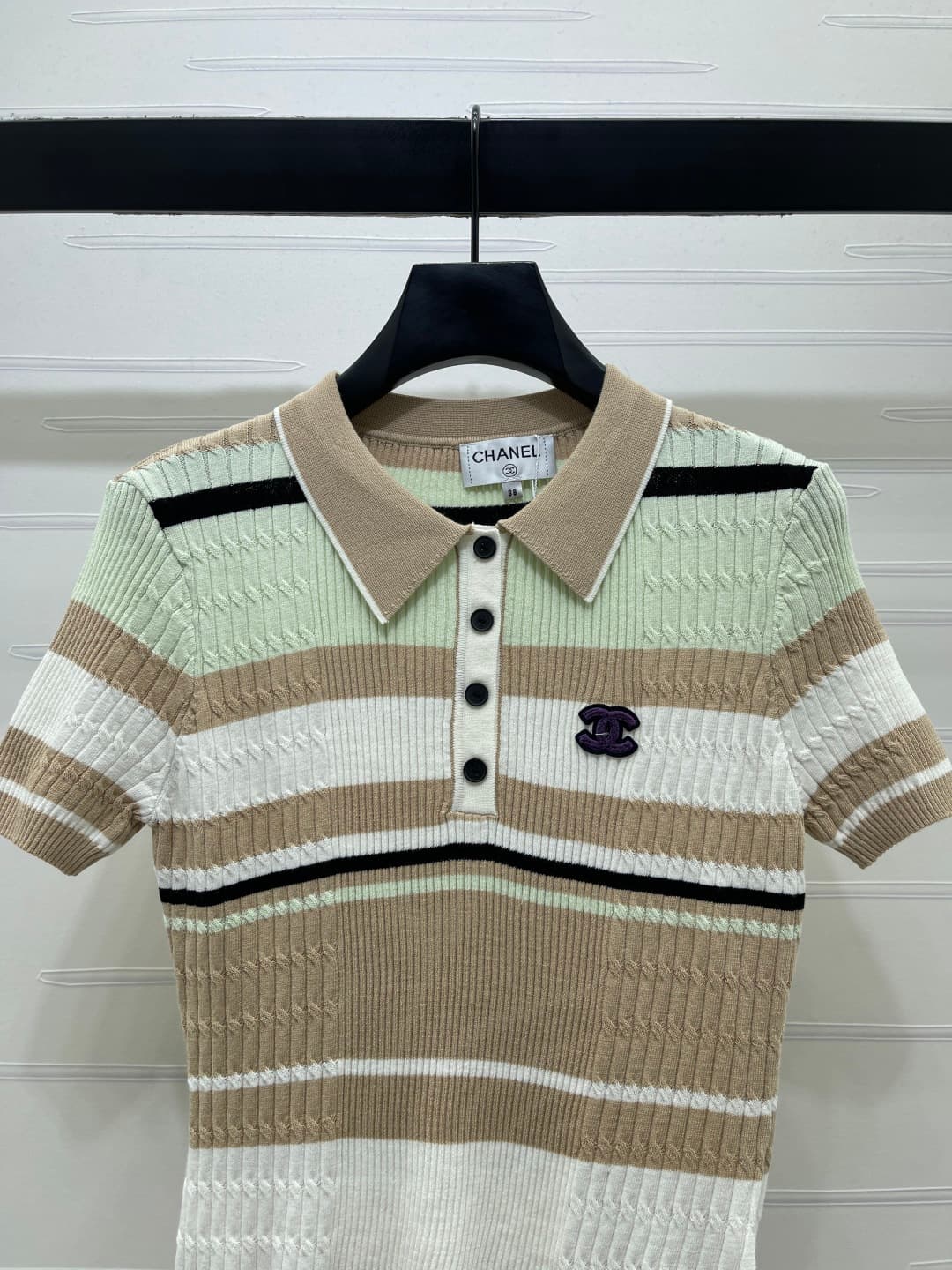 C18649 📣 New vintage/retro high-end product from CHANE* 2026’s latest spring collection! Striped V-neck knitted short sleeves! Crafted with imported knitting yarn for comfort, breathability, and ease of wearing. V-neck with button design for convenient we — image 4