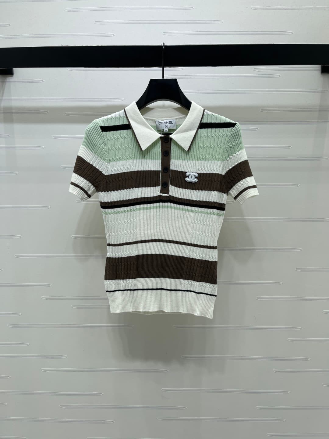 C18650 📣 New vintage/retro high-end products! CHANE* 2026 – the latest spring collection! Striped V-neck knitted short sleeves! Made with imported knitting yarn for comfort and breathability. Easy to put on and take off. Clear vertical stripes on the body — image 2