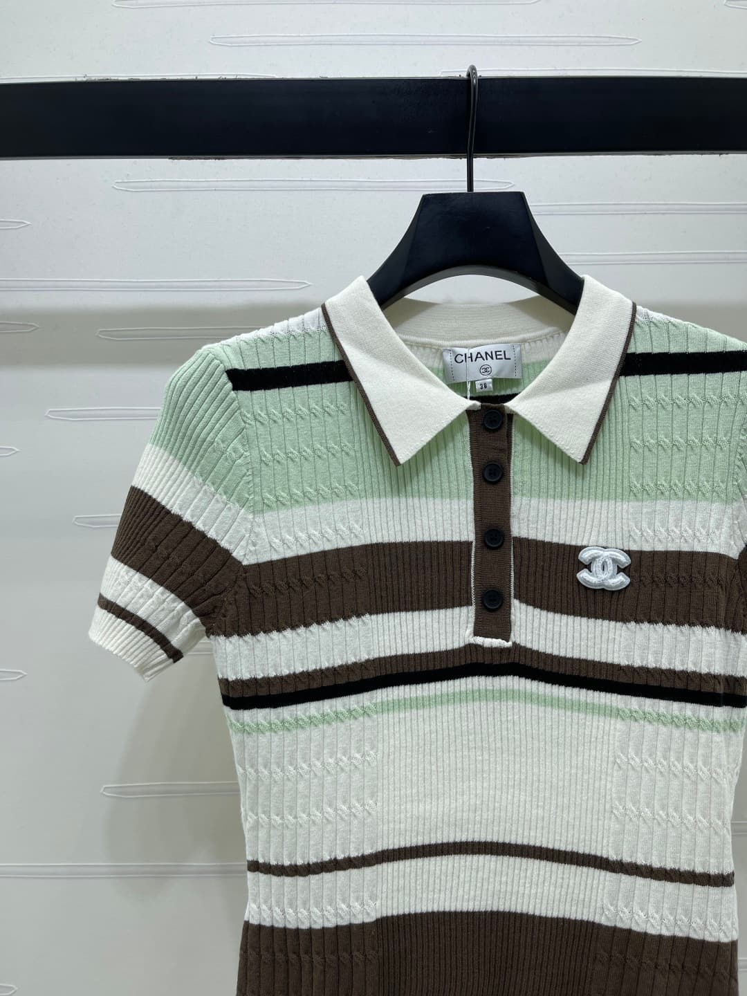 C18650 📣 New vintage/retro high-end products! CHANE* 2026 – the latest spring collection! Striped V-neck knitted short sleeves! Made with imported knitting yarn for comfort and breathability. Easy to put on and take off. Clear vertical stripes on the body — image 4