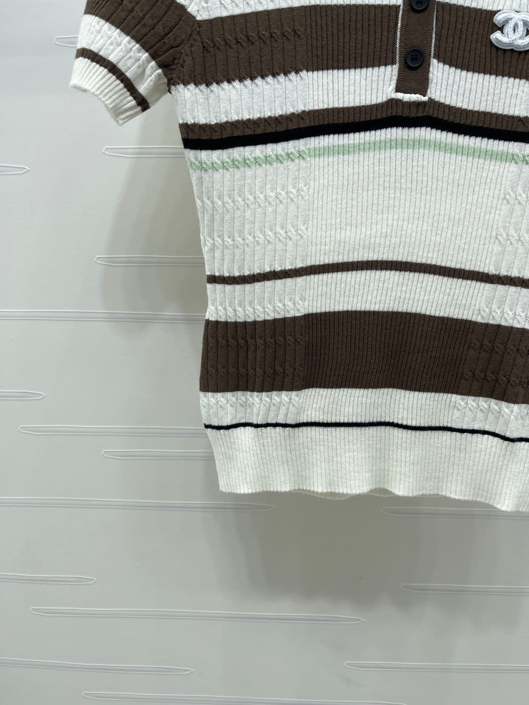 C18650 📣 New vintage/retro high-end products! CHANE* 2026 – the latest spring collection! Striped V-neck knitted short sleeves! Made with imported knitting yarn for comfort and breathability. Easy to put on and take off. Clear vertical stripes on the body — image 5
