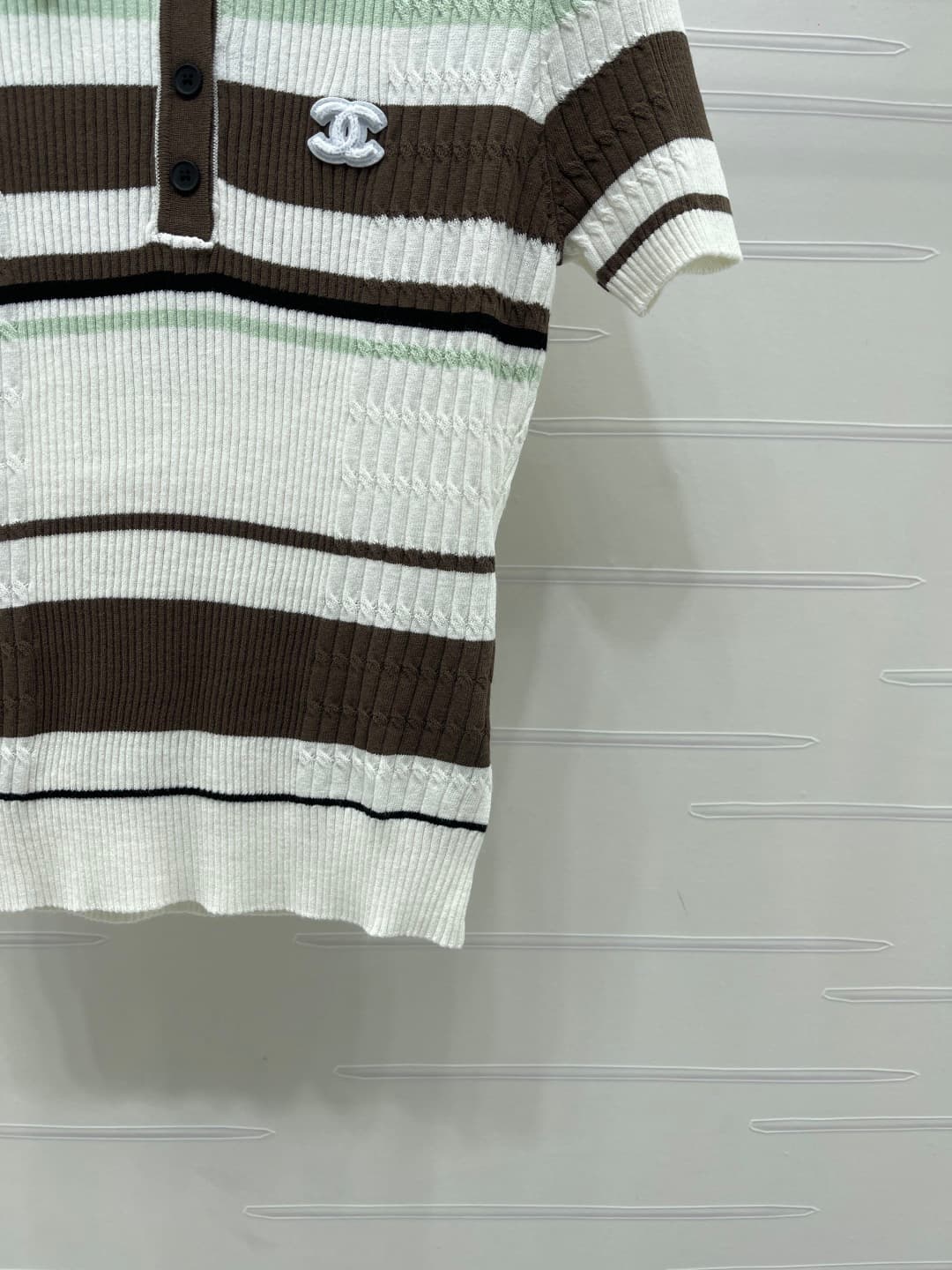 C18650 📣 New vintage/retro high-end products! CHANE* 2026 – the latest spring collection! Striped V-neck knitted short sleeves! Made with imported knitting yarn for comfort and breathability. Easy to put on and take off. Clear vertical stripes on the body — image 6