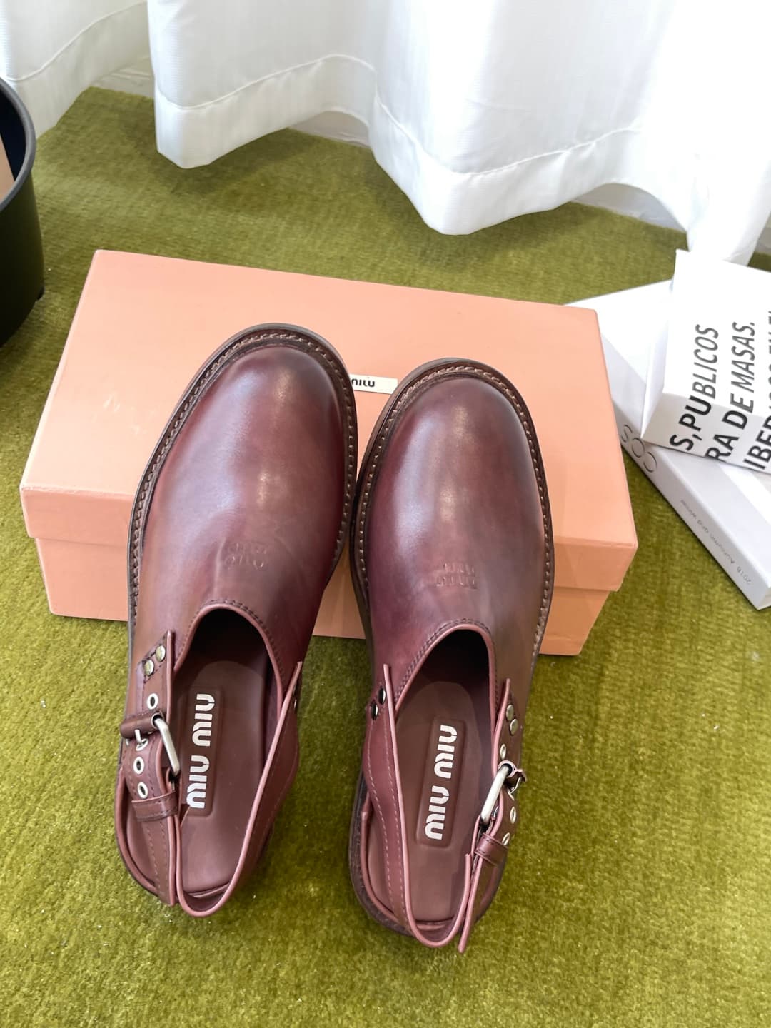 D10639 MiuMiu MiuMiu’s latest model: aged contrasting leather, buckle, mules shoes — image 3