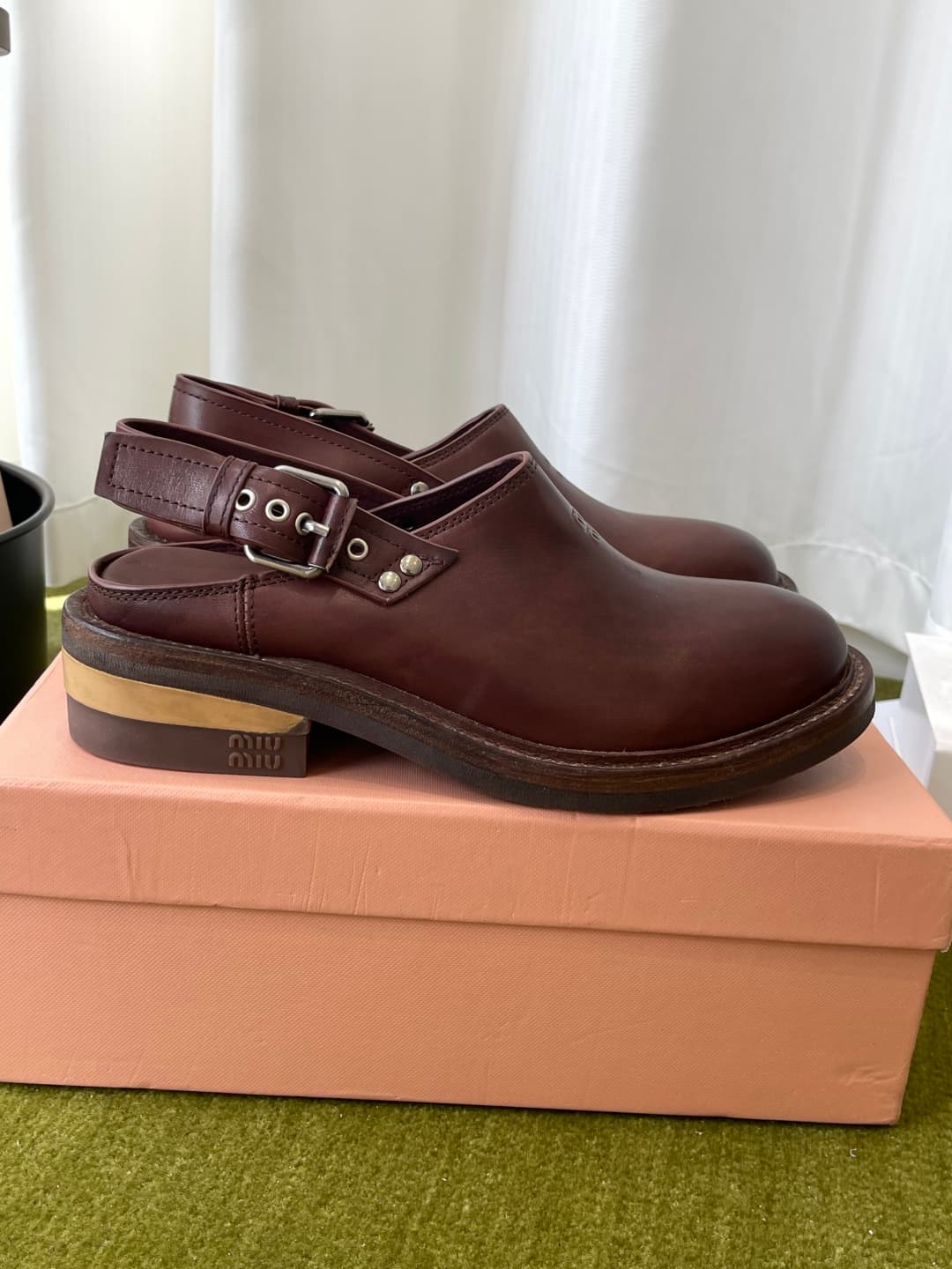 D10639 MiuMiu MiuMiu’s latest model: aged contrasting leather, buckle, mules shoes — image 2