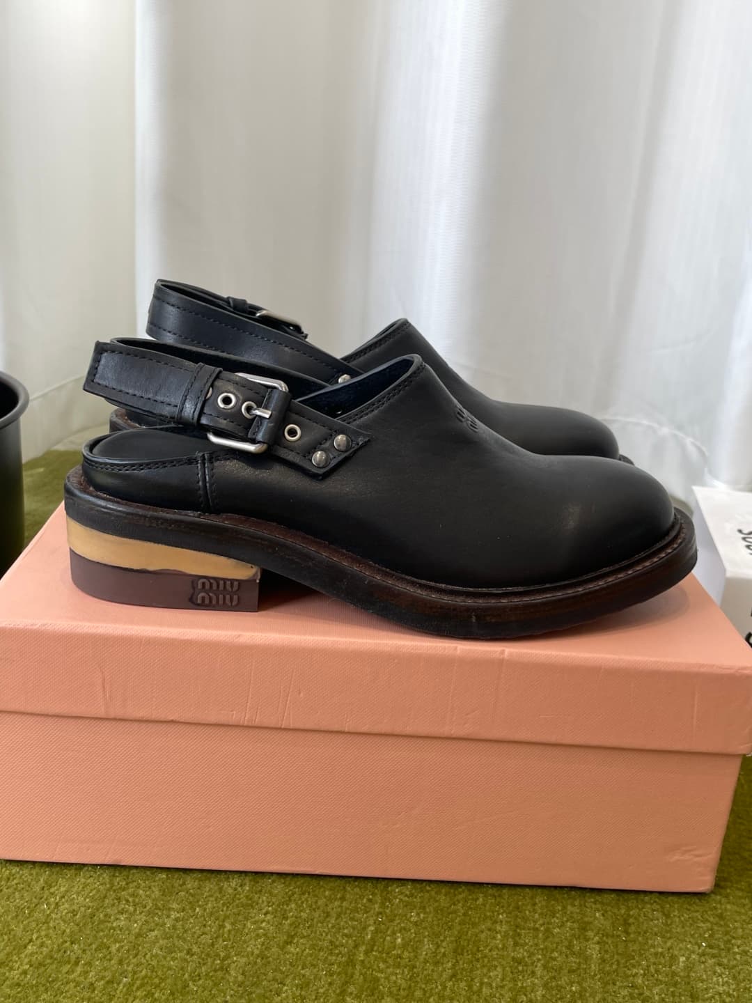 D10638 MiuMiu MiuMiu’s latest model: worn-out contrasting leather, buckle, mules shoes — image 2
