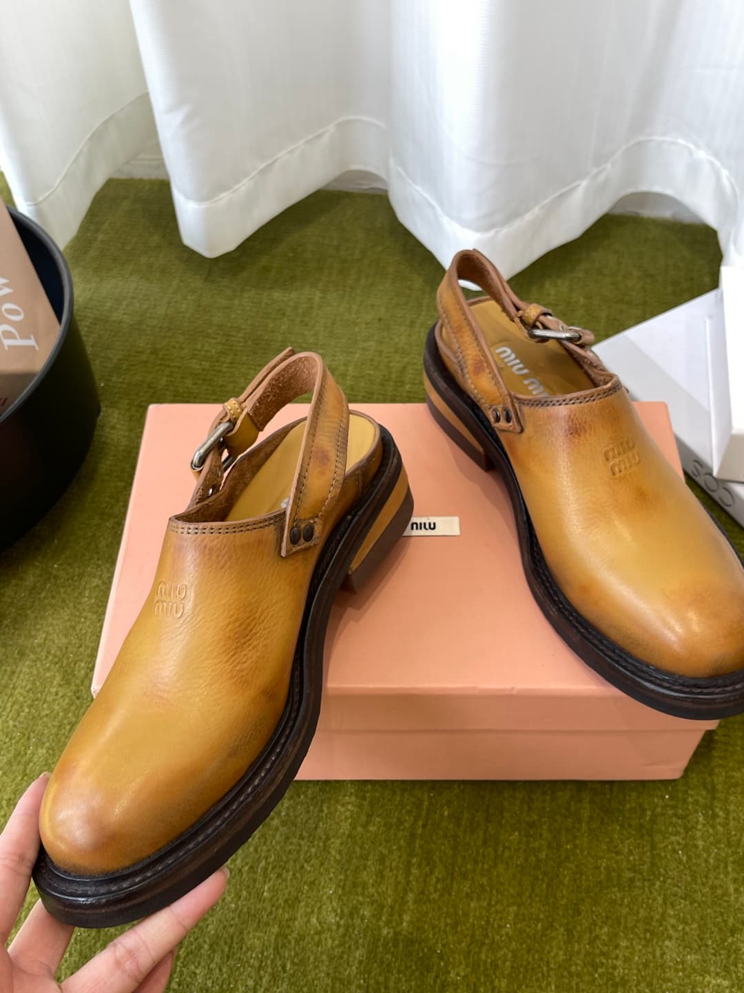 D10637 MiuMiu MiuMiu’s latest model: worn-out contrasting leather, buckle, mules shoes — image 4