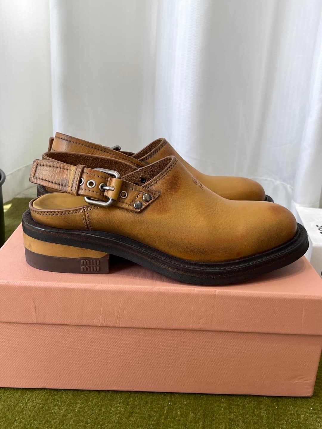 D10637 MiuMiu MiuMiu’s latest model: worn-out contrasting leather, buckle, mules shoes — image 2